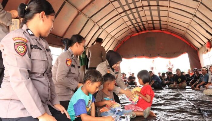 Polwan Polres Siak Beri Semangat Baru bagi Pekerja yang Terluka di Tenda Pengungsian
