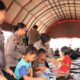 Polwan Polres Siak Beri Semangat Baru bagi Pekerja yang Terluka di Tenda Pengungsian