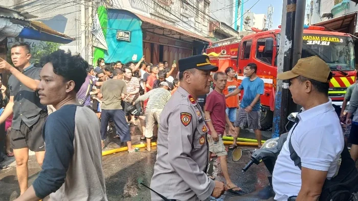 Api Membakar Tambora, 2 Petugas Darurat Terluka Akibat Kompor Yang Tidak Terawas