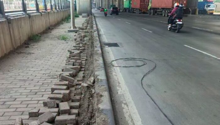 Maling Heboh di Koja: Bongkar Trotoar demi Curi Kabel Lampu Jalan