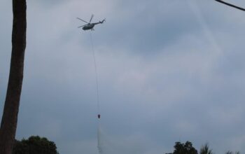 Darurat! 2 Heli Water Bombing Diturunkan untuk Hentikan Karhutla di Rokan Hulu