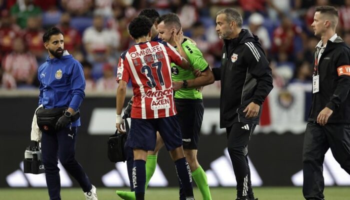 Wasit Ini Ditarik Keluar Akibat Cedera, Baru 7 Menit di Lapangan – Update 1