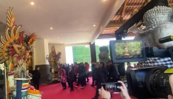 “Lambaian Mega-Puan di Kongres Hari Kedua: Simbol Kekuatan Usai Penetapan Ketum”