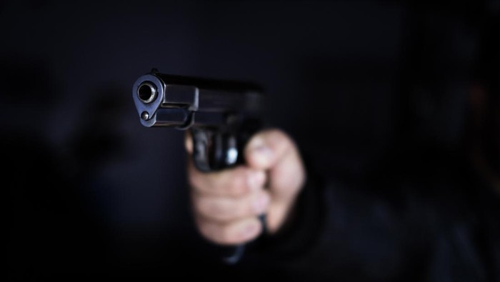 Pria Ngaku Polisi Dengan Pistol Di Tangsel, Viral!
