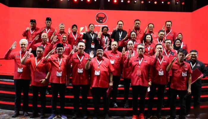 “Tak Ada Nama Hasto dalam Struktur PDIP yang Dilantik Mega: Gebrakan atau Konspirasi?”