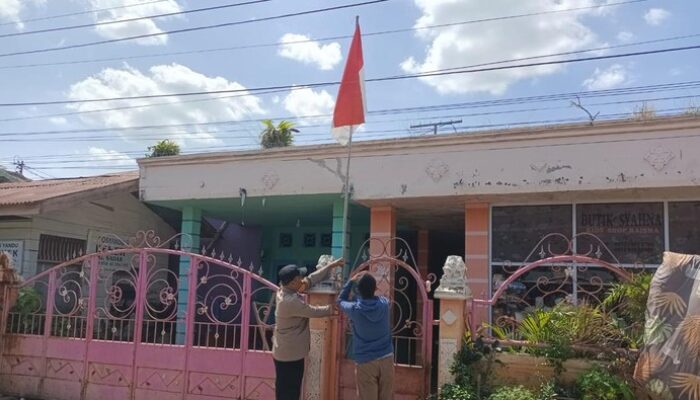 [Dumai Berbenah, Polres Serahkan Bendera RI ke Rumah Warga dalam Sambutan HUT RI]