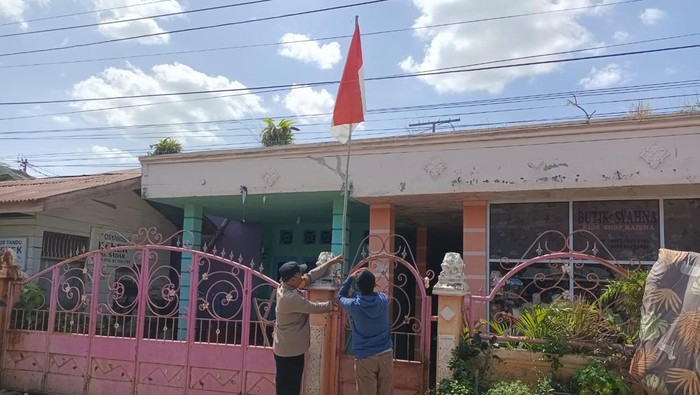 [Dumai Berbenah, Polres Serahkan Bendera RI ke Rumah Warga dalam Sambutan HUT RI]