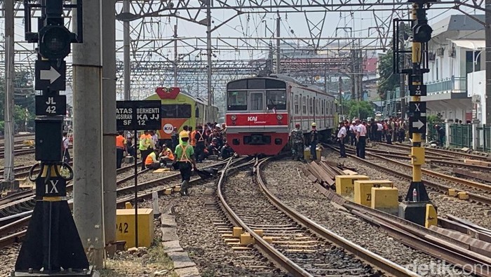 KRL Anjlok di Jakarta Kota: Perjalanan Normal, Tapi Tren Kebijakan Transportasi Berubah!