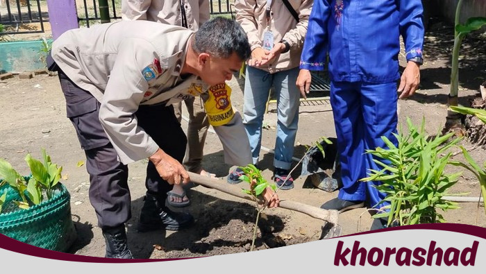 Polisi dan Mahasiswa Agen Green Policing Ajak Warga Siak Tanam Pohon, Inovasi Baru dalam Dunia Perkemahan?
