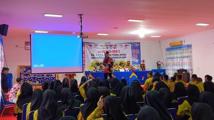 [Tanam Kesadaran Gen-Z: Kolaborasi Polisi dan Mahasiswa Riau untuk Jaga Lingkungan]