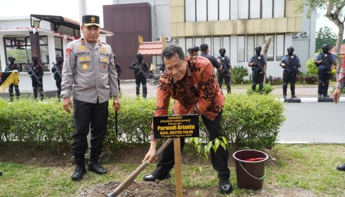 Wakil Menteri PAN-RB Tanam Pohon di Polda Riau, Apa Pesannya?