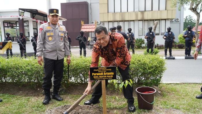 Wakil Menteri PAN-RB Tanam Pohon di Polda Riau, Apa Pesannya?