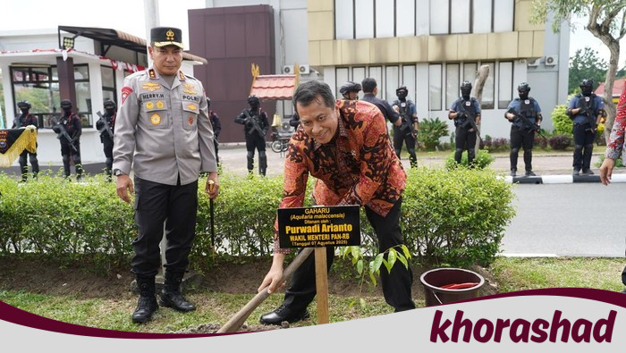 Kapolda Riau & Wakil Menteri PAN-RB Tanam Pohon dalam Audiensi, Gugah Perhatian Lingkungan!