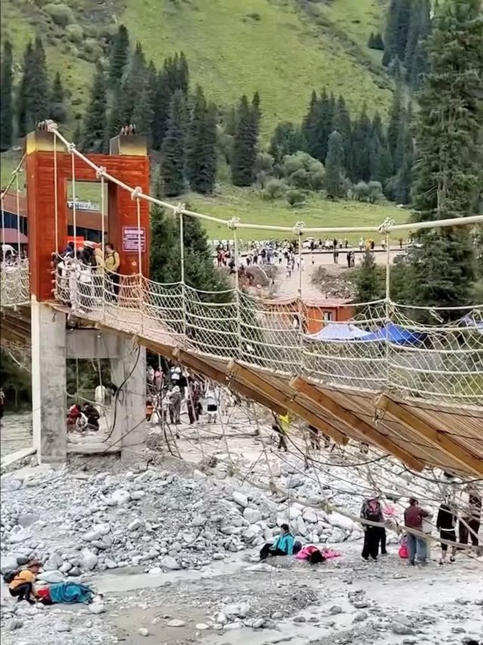 Kejutan Mengerikan! Horor Jembatan Gantung di China Putus, 5 Orang Tewas-Puluhan Luka