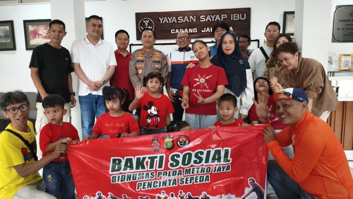 Dari Sepeda ke Jantung Kota, Bidhumas Polda Metro Bersama Relawan Salurkan Bantuan kepada Anak Tanpa Tempat