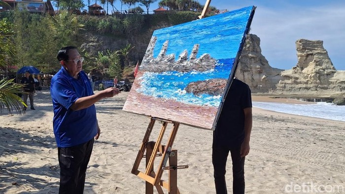 Menyaksikan SBY Beraksi, Finger Painting yang Membuat Pantai Pacitan Berbicara!