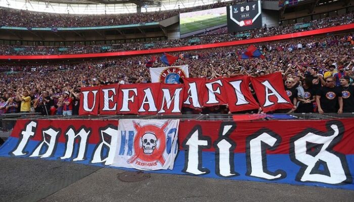 Scandal “UEFA Mafia”: Community Shield Ditutup Spanduk Protes