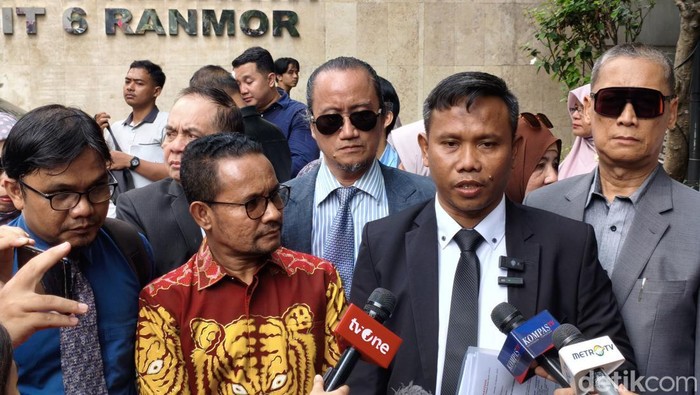 Pemeriksaan Ijazah Palsu Ditunda karena HUT RI? Roy Suryo cs Ajukan Permintaan Mengejutkan!