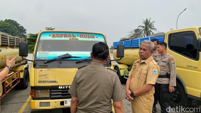 Awal Mula 3 Truk Ketahuan Buang Tinja di Selokan Jaktim - Update 2