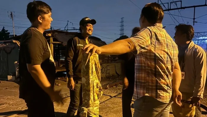 **Viral Remaja Tawuran Bawa Sajam di Pinggir Rel Bonpis Tanjung Priok: Dua Kelompok Saat Tawuran Berdarah**