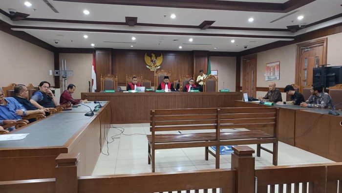 Ijazah Palsu Jokowi Jadi Bahan Sidang Eks Wamendes Vs Roy Suryo, Penundaan Menyebalkan Publik!
