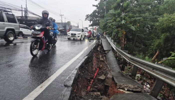 Awas Macet! Jalan di Cisalak Depok Amblas Usai Hujan Deras, Warga Terancam Tidak Bisa Pulang!