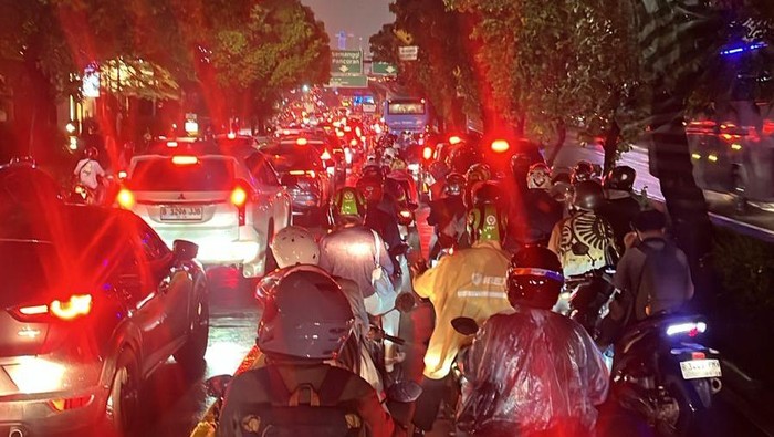 TransJ Koridor 9 Terjebak dalam Wabah Kemacetan di Kemanggisan-Pinang Ranti: Lalu Lintas Hancur?
