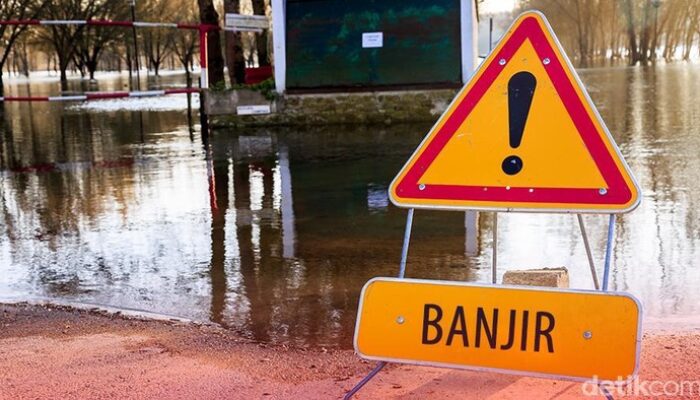 Banjir Jakarta: 1 RT dan 3 Ruas Jalan Tetap Tergenang, Warga Perangi Air!