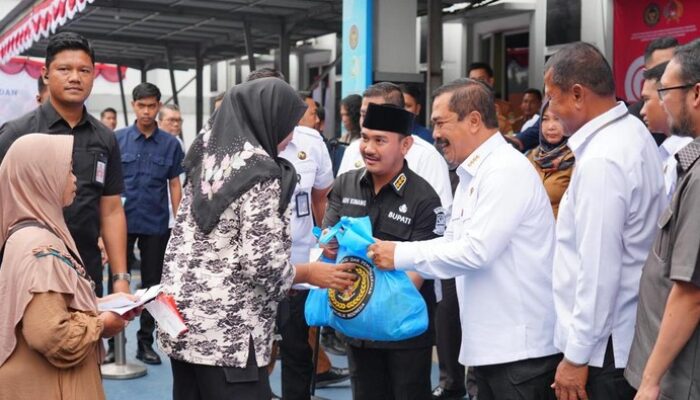 Bencana Banjir Cikarang, Menteri Imipas Berikan Sembako kepada Warga yang Terdampak