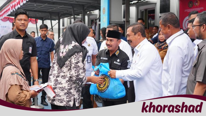 Bencana Banjir Cikarang, Menteri Imipas Berikan Sembako kepada Warga yang Terdampak