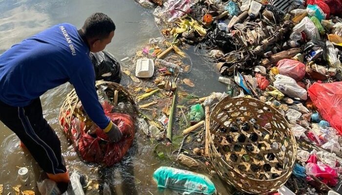 Sampah Mengambang, Sungai Denpasar Terancam Usai TPA Suwung Hanya Terima Residu