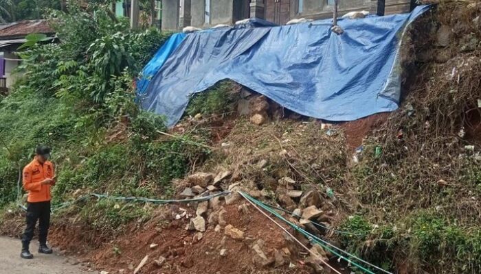12 Rumah di Nanggung Bogor Rusak Diterjang Angin Kencang dan Longsor – Alternatif 1