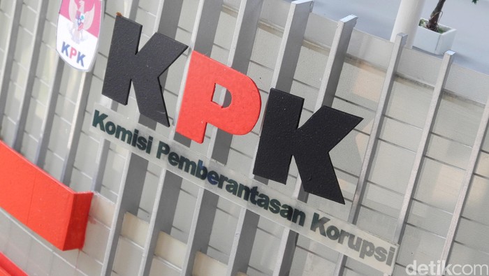 EKS BUPATI MANDAILING NATAKAL DIKUTUB KPK KARENA KORUPSI PROYEK JALAN SUMUT