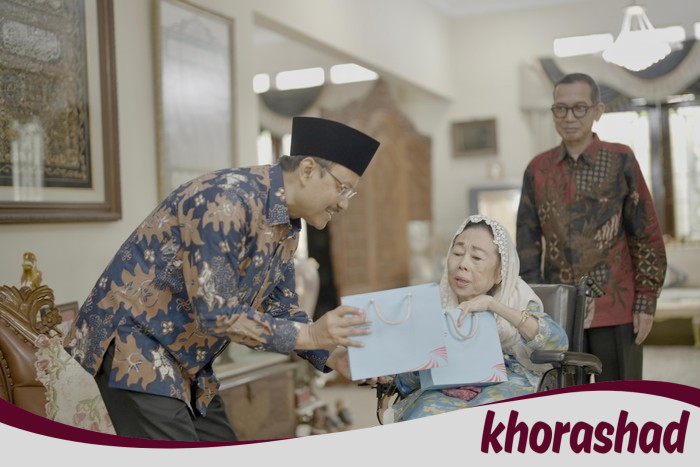 **Mensos Antarkan Undangan HUT ke-80 RI ke Istri Gus Dur, Patahkan Dinding Rezim?**\n