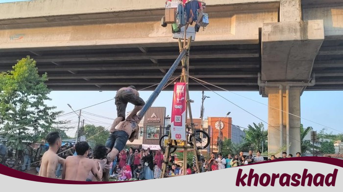 Sepeda-Motor Listrik dari Gibran Diincar Peserta Panjat Pinang di Kalimalang - Update 2
