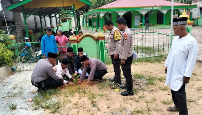 “Dukung Green Policing, LAM Medang Kampai Tanam Pohon di Masjid, Langkah Nyata untuk Bumi yang Lebih Hijau”