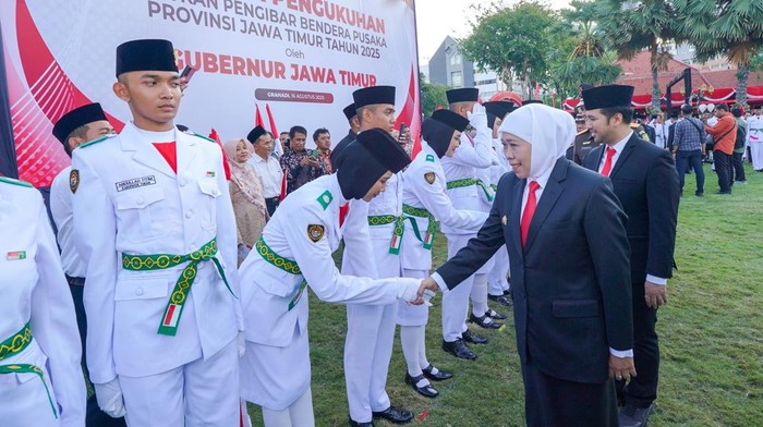 Ini Tugas Mulia! Khofifah Kukuhkan 76 Paskibraka Jatim, Misi Bersejarah Dimulai
