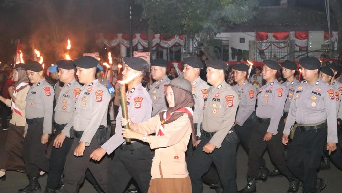 Polda Banten Pawai Obor di Kota Serang untuk Sambut HUT ke-80 RI - Update 2