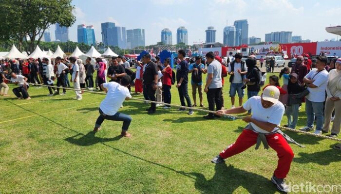 Tarik Tambang hingga Balap Karung, Ribuan Warga Ramaikan HUT RI di Monas