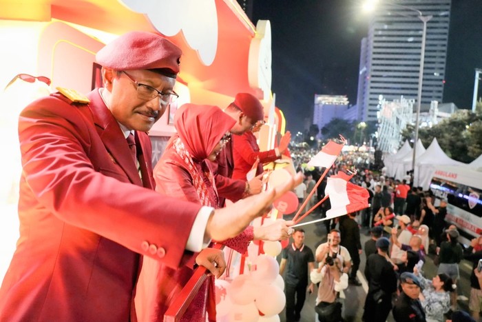Karnaval HUT RI Ke-80: Kemensos Ajak Warga Melihat Pesan Sosial di Mobil Hiasnya!