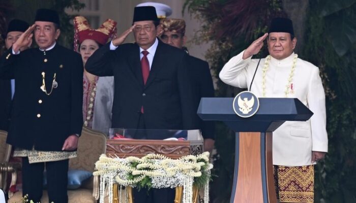 “Prabowo dengan Kalung Ronce Melati dan Tanjak Biru, Menandai Perdana Upacara HUT RI”