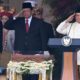 “Prabowo dengan Kalung Ronce Melati dan Tanjak Biru, Menandai Perdana Upacara HUT RI”