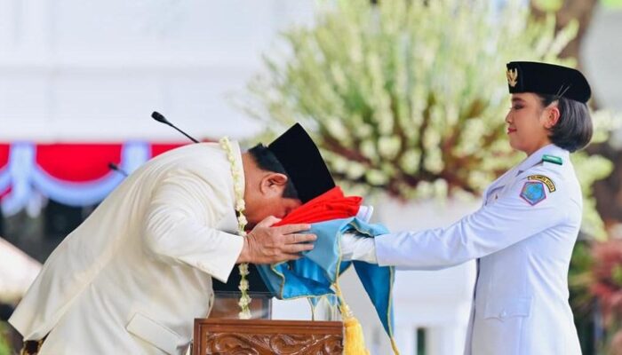 “Saat Prabowo Cium Merah Putih dengan Melati, Momen yang Menyentuh Hati Warganet”