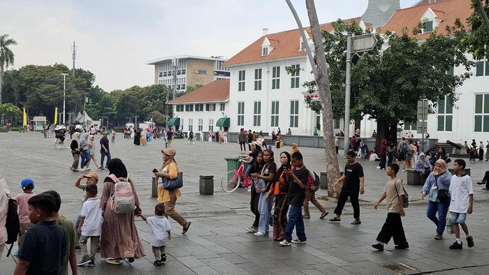 Gerimis Jadi Teman, Wisatawan Meriahkan Kota Tua di Libur HUT RI ke-80