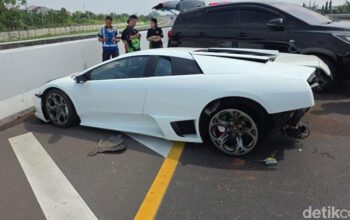 [**Lamborghini Kecelakaan Hingga Remuk di Tol Kunciran, tragedi yang mengejutkan!**]