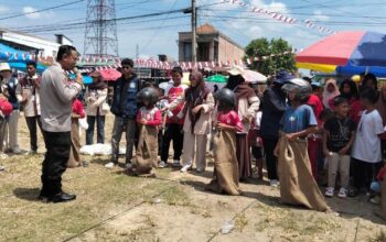 [Keseruan Polisi, Mahasiswa dan Warga Siak Lomba Agustusan di HUT RI]