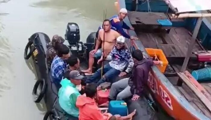 6 Pemancing Tertinggal di Laut Demak, Polisi Lakukan Evakuasi dalam Keadaan Darurat!