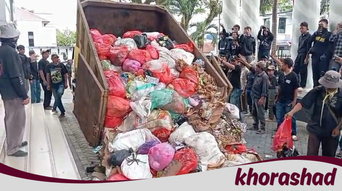 Tragedi Sampah di Pandeglang: Warga Bajak Truk Protes TPA, Banting Sampah ke Bupati!