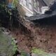 “Hujan Deras di Bogor: Tragedi Tanah Longsor Menyebabkan Rumah Ambruk”