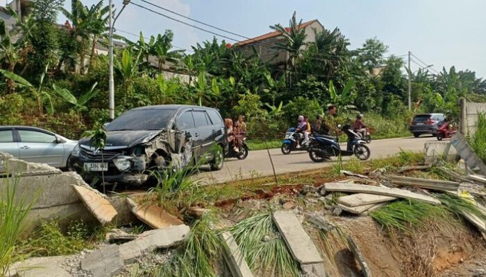 “Tabrakan Innova di Depok: Tembok Tol Tumbang, Ketakutan Melanda!”